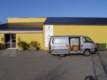 Bilen er ankommet til Biavlscenteret.