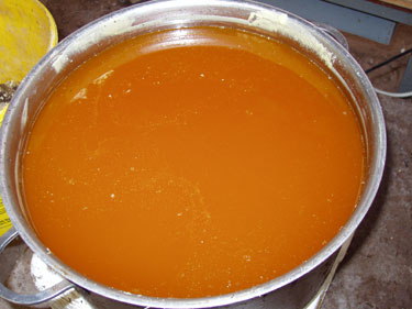 Smeltet bivoks.